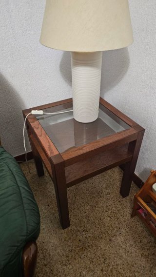 Mesa auxiliar de madera y cristal