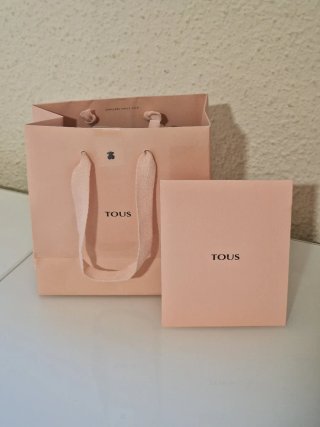 Bolsa y sobre de papel Tous