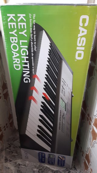 Piano Teclado Casio LK-120 con luces muy Nuevo