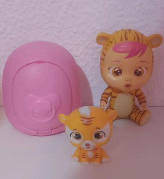 Tigre con su mascota bebes llorones