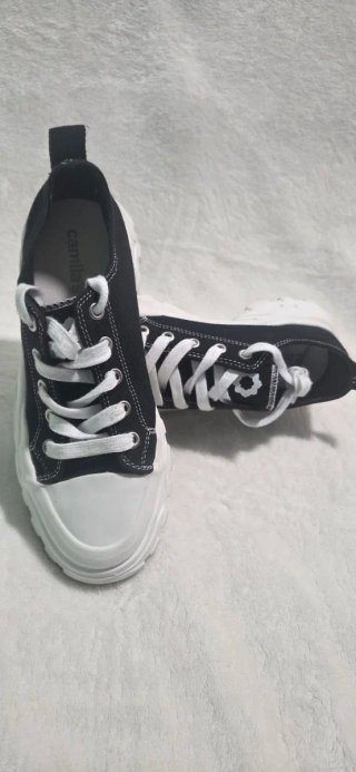 Zapatillas Camila's Negras y Blancas.