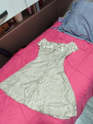 Vestido Elegante Beige con Encaje