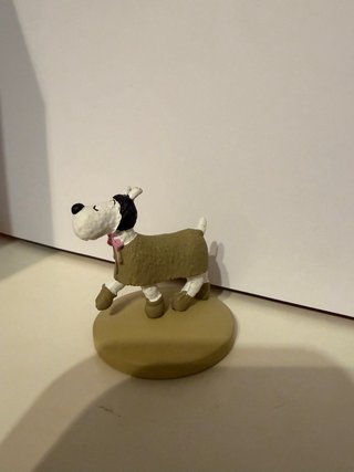 Figura Milú con abrigo de pieles