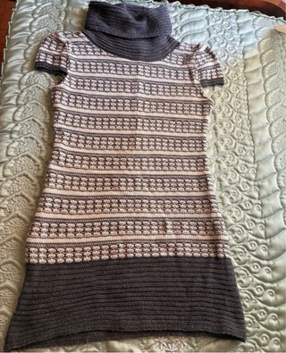 Vestido de punto gris y beige