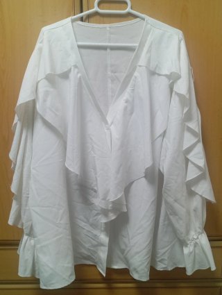 Blusa blanca con volantes