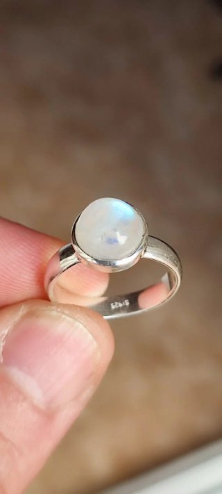 Anillo de plata con piedra luna.