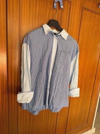 Camisa de rayas azul y blanca