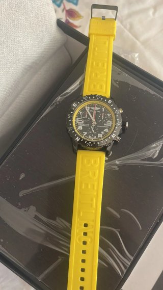 Reloj Breitling con correa amarilla
