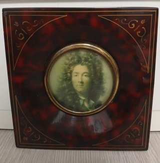 Cuadro miniatura de Molière en marco estilo carey