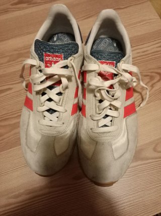 Zapatillas Adidas Beige y Rojas