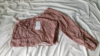 Camiseta con el hombro al aire (veraniega) NUEVO