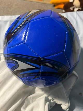 Balón de fútbol azul y negro