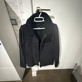 Cazadora vaquera negra Hollister con borrego
