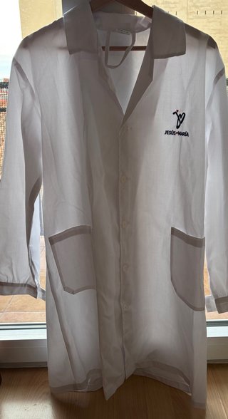 Bata para laboratorio  de la escuela Jesús María.