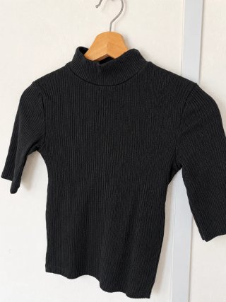 Camiseta negra de canalé