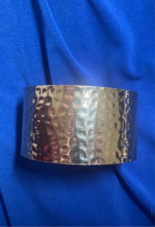 Pulsera gruesa dorada con relieves