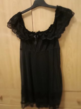Camisón Negro con Detalles de Encaje