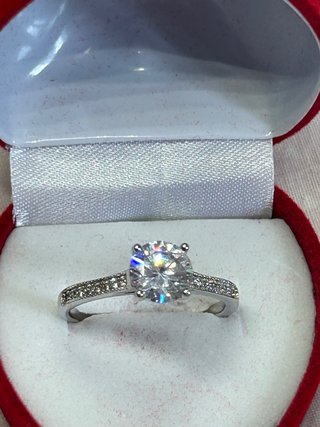 Anillo con piedra central brillante