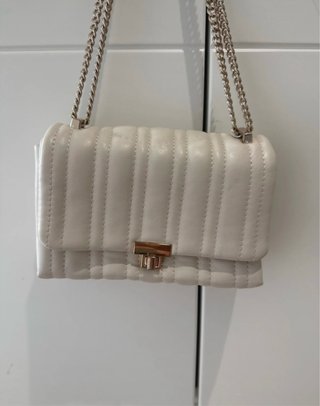 Bolso Crema con Cadenas Doradas