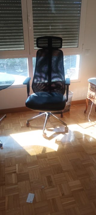 Silla de oficina ergonómica negra