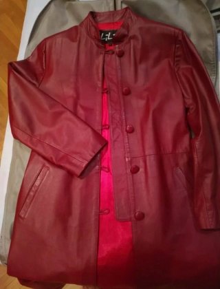 Abrigo de cuero rojo burdeos