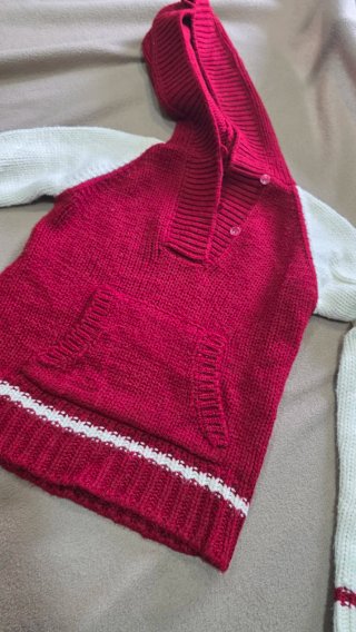 Jersey con capucha rojo y blanco