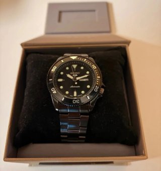 Reloj Seiko 5 Sports Automático Negro con Caja