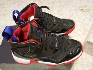Zapatillas Jordan Negras y Rojas
