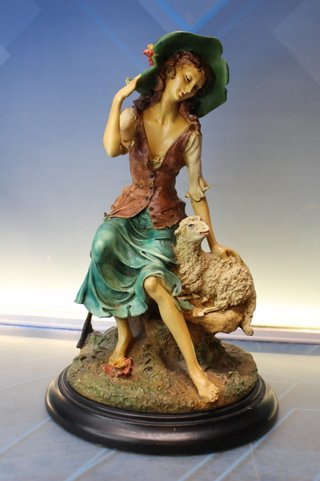 Reproducción en resina de figura “Pastora” de Giuseppe Armani, Capodimonte.