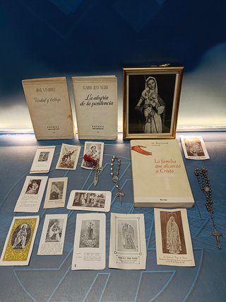 Lote Material religioso, Rosario + 12 pasquines, marca paginas + libros de espiritualidad y cuadro