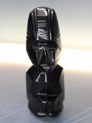 Escultura de obsidiana, guerrero azteca. México.