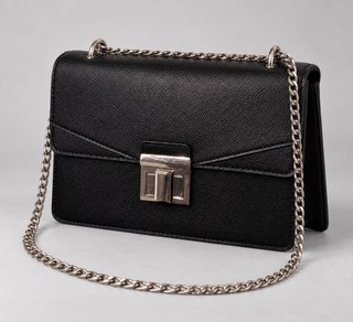 Bolso Negro con Cadena