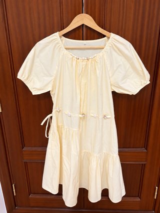 Vestido Beige con Mangas Abullonadas