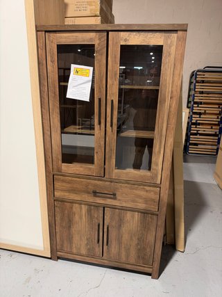 Vitrina de madera con 2 puertas