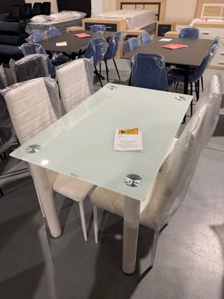 Conjunto de Mesa y 4 Sillas de Cristal