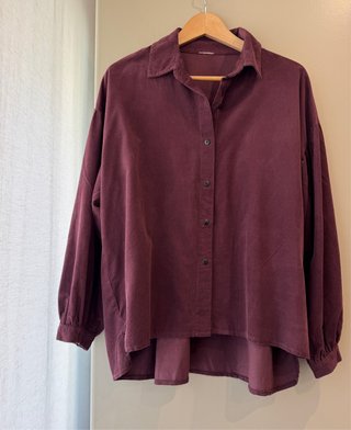 Camisa de micropana color Burdeos como en la foto.