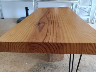 Mesa Auxiliar de Madera con Patas Metálicas
