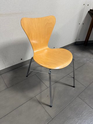 Silla de madera con patas metálicas cromadas