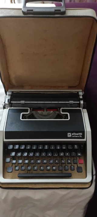 Máquina de escribir Olivetti Lettera DL
