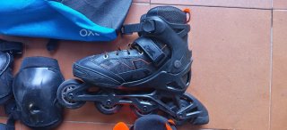 Patines en línea negros con protecciones.