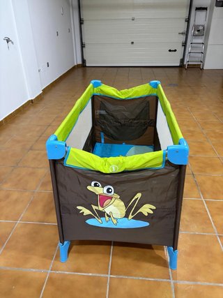 Cuna de viaje con colchón grueso de cuna estandar