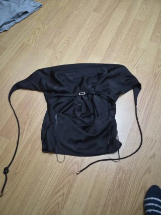 Blusa negra con lazada