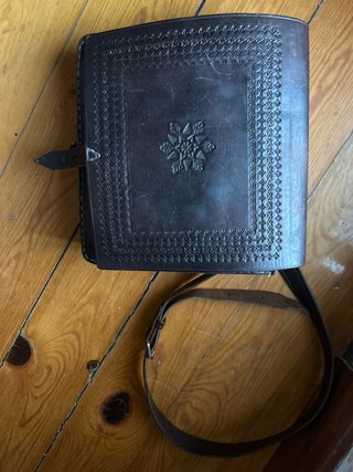 Bolso de Cuero Marrón con Grabado