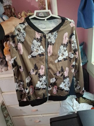 Chaqueta fina con estampado floral