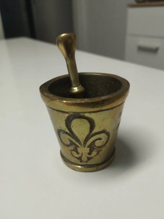 Almirez antiguo de bronce con flor de lis