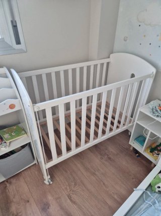 Cuna de madera blanca