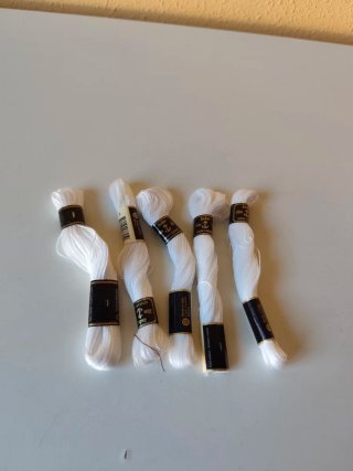 Set de 5 Hilos de Bordar Blancos nuevos.