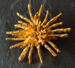 Broche Brutalista creadora francesa Linda Hattab