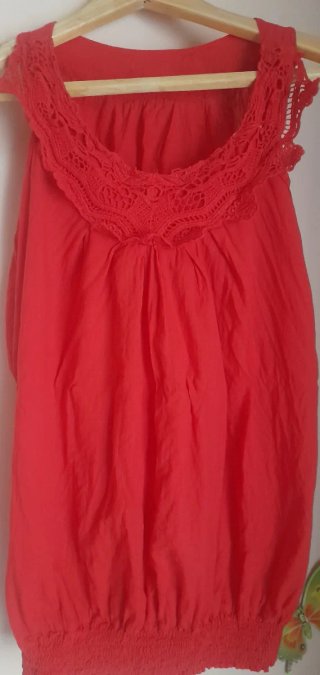 Blusa Roja con Detalle de Encaje