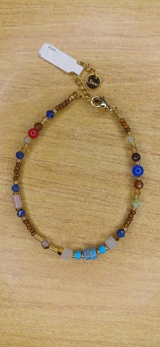 Pulsera de cuentas multicolor y cadena dorada